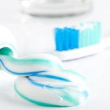 تحقيق يكشف عن معادن سامة في معاجين أسنان شهيرة