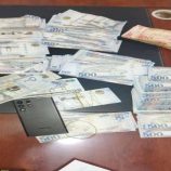 أمن عدن يلقي القبض على متهم بسرقة 220 ألف ريال سعودي خلال عملية نوعية