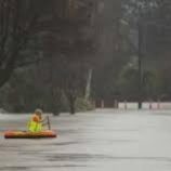 طقس عاصف في نيوزيلندا يعطل رحلات الطيران ويغلق المدارس