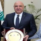 الرئيس اللبناني يتبرع براتبه للصليب الأحمر