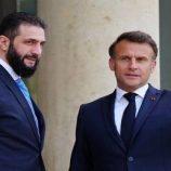 ماكرون يستقبل الشرع بقصر الإليزيه في باريس والجالية السورية تستقبله بحفاوة (فيديو)