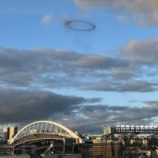 ظهور حلقة سوداء غامضة في سماء مدينة أمريكية (فيديو)