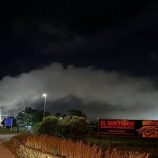 إسبانيا.. سحابة سامة تحبس 150 ألف شخص في منازلهم (فيديو)