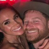 أمسية نارية تتحول إلى لغز.. رموز غامضة على قبعة هاري تكشف تفاصيل مثيرة! (صور+ فيديو)