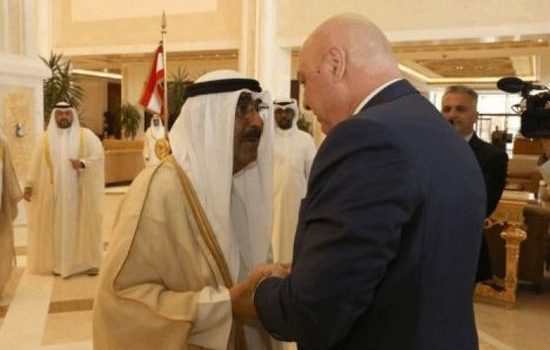أمير الكويت يعلن رفع التمثيل الدبلوماسي مع لبنان