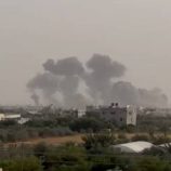 شاهد.. لقطات مصورة تظهر دمارا كبيرا خلفته الغارات الإسرائيلية في ساحة مستشفى غزة الأوروبي