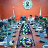 قائد الحزام الأمني يناقش سبل تعزيز دور العلاقات العامة