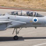 طائرة حربية إسرائيلية تسقط قنبلة في وسط النقب الغربي