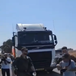 مستوطنون يعيقون دخول شاحنات المساعدات الإنسانية إلى غزة (فيديو)