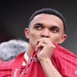 أرنولد يودع ليفربول باكيا (فيديو)