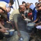 آلاف الفلسطينيين يحتشدون حول مركز لتوزيع المساعدات جنوب غزة