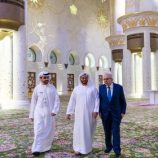 رئيس الوزراء اللبناني يزور جامع الشيخ زايد الكبير في أبوظبي