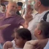 لقطات صادمة.. الاعتداء على أب تركي أمام أطفاله بسبب مقعد في قطار إسطنبول! (فيديو)