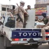 أمن العاصمة عدن يضبط مخالفاً اعتدى على طقم عسكري أثناء مهمة إخلاء رسمية