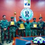 العميد الوالي يكرم جنديين من حزام أبين لأمانتهما في إعادة مبالغ ومقتنيات ثمنية