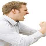 ما الذي يسبب العدوانية غير المنضبطة؟