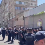 أرمينيا.. توجيه تهمة خطيرة لرجل الأعمال كارابيتيان وأنصاره يتجمعون أمام مبنى لجنة التحقيق (فيديو)