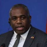 وزير الخارجية البريطاني يحث لبنان على البقاء خارج الحرب