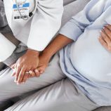 دراسة تكشف علاقة خطيرة بين عمر الأم وصحة مولدها