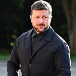 بعد انتقادات أمريكية.. الرئيس الأوكراني يتخلى عن ملابسه العسكرية