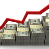 الدولار يقفز ويتجه نحو أكبر ارتفاع يومي في شهر