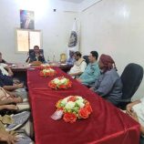 رئيس انتقالي سقطرى يناقش مع تجار الجملة والتجزئة الترتيبات التموينية واستقرار الأسعار