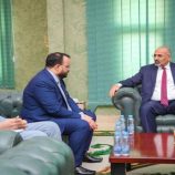 الرئيس الزُبيدي يطّلع على سير عمل وزارة الأشغال ويشدد على أهمية استكمال مشاريع صيانة الطرق الرئيسة