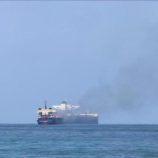 الجيش البريطاني: مغادرة اضطرارية لطاقم سفينة تعرضت لهجوم في البحر الأحمر