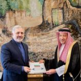 وزير الخارجية السعودي يتلقى رسالة خطية من نظيره الإيراني
