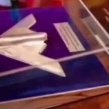 نتنياهو يقدم مزوزة على شكل قاذفة بي-2 لدونالد ترامب