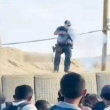 قطاع غزة.. جندي أمريكي يقوم بإلقاء قنبلة في نقطة توزيع المساعدات