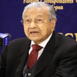 “أبو ماليزيا الحديثة” يحتفل بمئويته خلف مقود سيارته