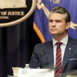 بعد تسريب وثائق حساسة.. وزير الدفاع الأمريكي يقيل مستشاراً بارزاً