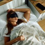 هل تحتاج النساء حقا إلى نوم أكثر من الرجال؟.. العلم يكشف الحقيقة