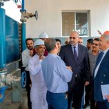 الرئيس الزُبيدي يتفقد مصافي عدن ويتابع خطط استئناف تشغيلها