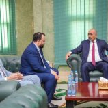 الرئيس الزُبيدي يوجه وزير الأشغال بسرعة إنجاز مشاريع الطرق