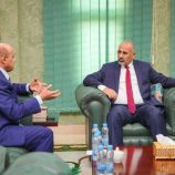 الرئيس الزُبيدي يتابع جهود المركزي لوقف تدهور العملة المحلية