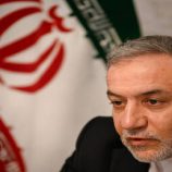 عراقجي يكشف عن محاولة اغتياله خلال الحرب ويروي قصة “سوء التفاهم” مع الحرس وتل أبيب