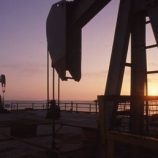 استقرار أسعارالنفط مع تقييم الأسواق لتهديد ترامب وزيادة مفاجئة في المخزونات الأمريكية