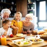 دراسة: رعاية الأحفاد تحمي كبار السن من الخرف