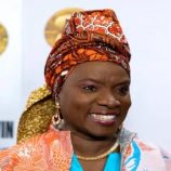 أنجيليك كيدجو تصنع التاريخ كأول فنانة أفريقية تكرم في ممشى النجوم