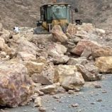 فتح طريق نشطون – الأنفاق في المهرة بعد إزالة عوائق انهيار صخري مفاجئ