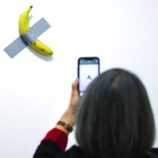 زائر متحف فرنسي يلتهم «الموزة المليونية»