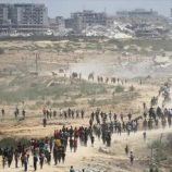 قاتل جديد في غزة.. انقلاب شاحنة مساعدات يودي بحياة 20