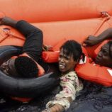 عبر مطار طبرق.. ليبيا ترحل 250 مهاجراً صومالياً غير قانوني