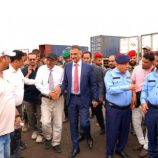 محافظ عدن يتفقد ميناء الحاويات ويدعو لتطوير المنظومة الرقابية