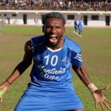 “بيليه فلسطين”.. فلسطين تودع أحد أبرز أساطيرها الكروية أثناء انتظاره للمساعدات الإنسانية