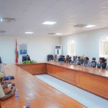 محافظ شبوة يناقش التحديات الاقتصادية مع قيادات القطاع التجاري