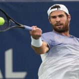 الروسي خاشانوف يقصي المصنف الثالث عالميا ويتأهل لنهائي بطولة تورونتو