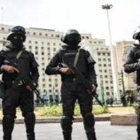 مصري يرتكب جريمة مروعة أمام المارة في الشارع